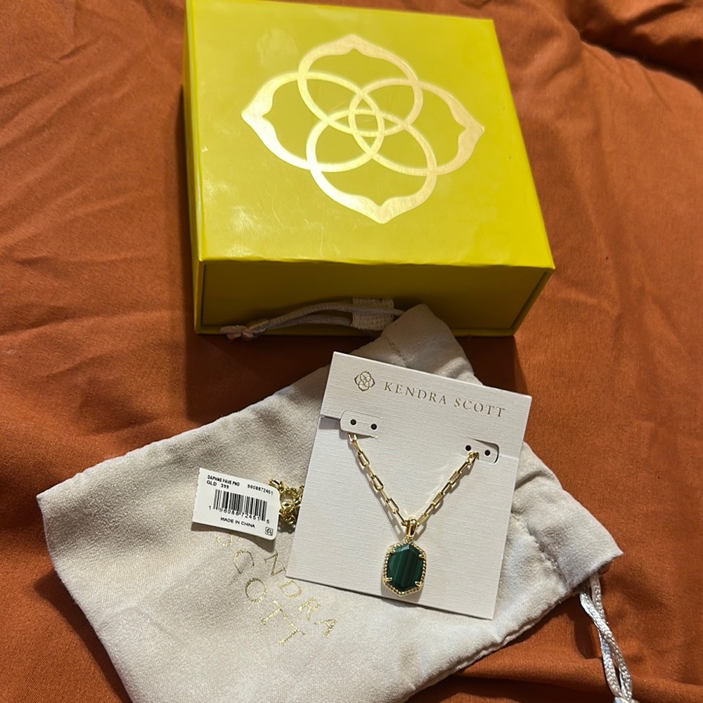 Kendra Scott Green Gemstone Necklace in Gold NWT